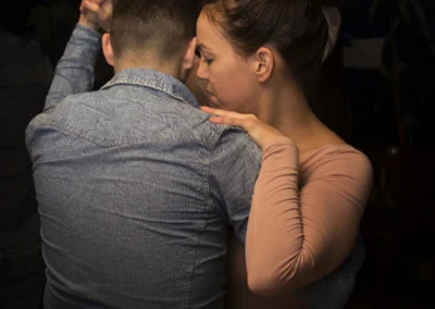 Összebújva táncoló pár egy salsa buliban